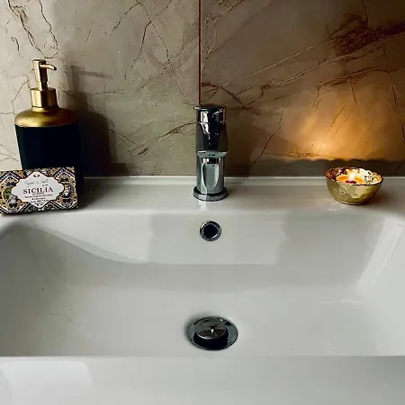 Domus In Villa, Swimming Pool And Private Parking Gravina di Catania